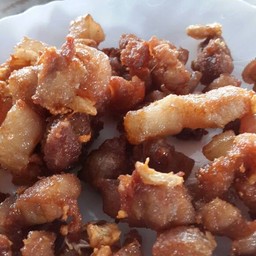 หมูสามชั้นทอดแกล้มกับของเผ็ดเข้ากันได้อย่างดี