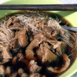 เส้นหมี่น้ำเป็ด ไม่ผัก หนังเยอะะ