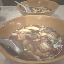 ก๋วยจั๊บหมูกรอบ