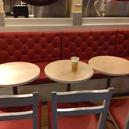 สาขานี้มีโต๊ะให้นั่งด้วย