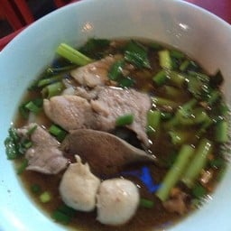 ก๋วยเตี๋ยวน้ำตก-หมูตุ๋น หน้าธนาคารกรุงไทย