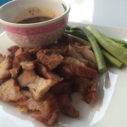 หมูย่าง จิ้มแจ่ว ขีดละ 30 บาท