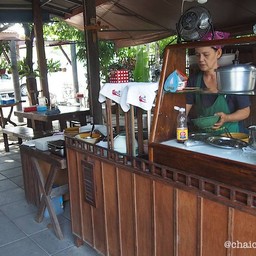 คุณป้ากำลังทำก๋วยเตี๋ยวชามสุดท้ายให้ครับ