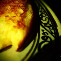 แพนเค้กกล้วยหอม ราดน้ำผึ้ง ที่เสริฟบนจานสังคโลก เก๋ไปอีกแบบ