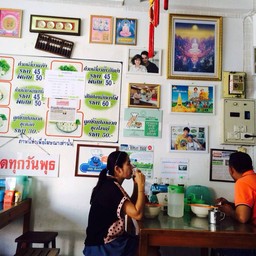 เมนูในร้าน พร้อมป้ายการันตี ความอร่อยจากคนดัง ครับ