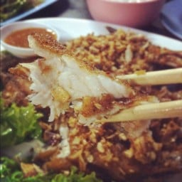 ปลาทอดกระเทียมหอมๆ