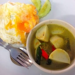 แกงเขียวหวานลูกชิ้นปลา ไข่ดาว