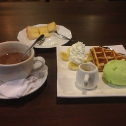 วาฟเฟิล+โกโก้ร้อน+ขนมปังปิ้ง