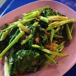 คะน้าหมูกรอบ