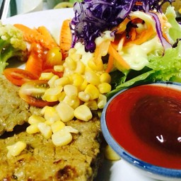 หมูนุ่มนมสด เสริ์ฟพร้อมสลัดผักเบญจรงค์