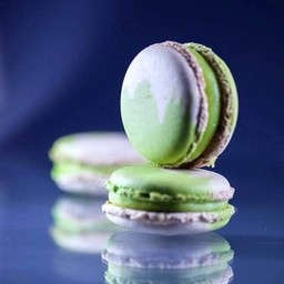Apple & Wasabi macaron
