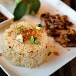 ข้าวผัดกระเทียม หมูย่าง 160฿