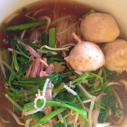 ก๋วยเตี๋ยวหมูตุ๋น ลูกชิ้นหมู