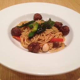 สปาเกตตี้ผัดซอสโหระพา-ลาบหมูทอด