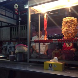 หมูแดงหมูกรอบแขนโชว์ในตู้