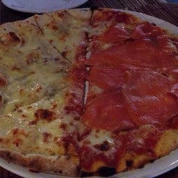 Pizza four cheer/ Smoked salmon