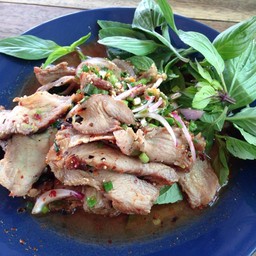 คอหมูย่างน้ำตก 