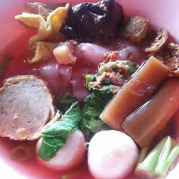 เย็นตาโฟ ใส่เลือดหมู ลูกชิ้นปลา ปลาหมึกกรอบ เต้าหู้ทอด น้ำซุปหวานกลมกล่อม
