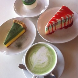 Kiwi pannacotta / Matcha Cheese Pie / Rainbow Crépe / Hot Greentea