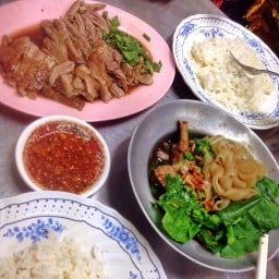 เตี๋ยวเนื้อหม้อไฟรสดีเด็ดยังตั้งร้านไม่เส็ด สิเฮ็ดเป็ดก้อได้ฟะ