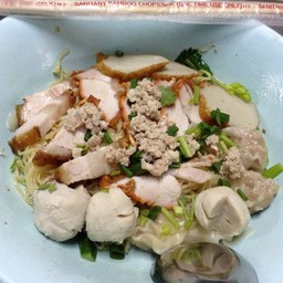 บะหมี่เกี๊ยว หมูกรอบ หมูแดง ลูกชิ้น หมูสับ
