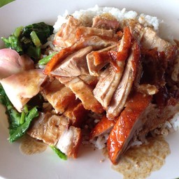 ข้าวหน้าเป็ดย่างหมูกรอบ สับมาเพียบ 60 บาท