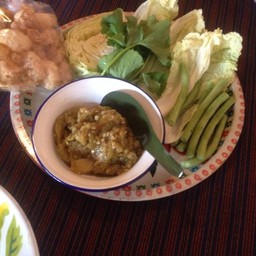 น้ำพริกหนุ่มผักสด