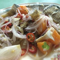 ยำไข่แดงใส่ปลาสลิด