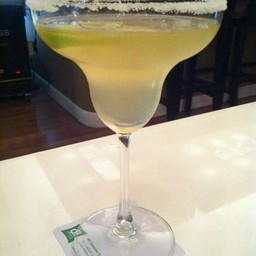 Magarita รสชาติไม่แรงเกินไป มีเกลือที่ขอบแก้ว ทานแล้วออกเค็มๆเปรี้ยวๆ อร่อยลงตัว