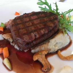 เสต็ก...มันนุ่มมว้ากกกก มันฝรั่งบดผสมทรัฟเฟิลที่รสนุ่มนวลกำลังดี