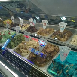 ไอศกรีมหลากหลายรสชาติน่าทาน 