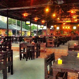 บรรยากาศในร้านอาหารเป็นต่อสโมสร (ถ่ายจากสถานที่จริง)