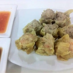 ขนมจีบหมูคู่จิ้กโฉ่ว จีบกุ้งชอบราดพริกน้ำส้มของที่ร้าน 