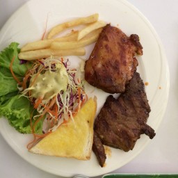 สเต๊กไก่สไปซี่และสเต๊กหมูพริกไทยดำ