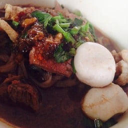 เตี๋ยวเรือต่อชาม สี่แยกมีโชค