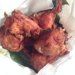 บังหลี ข้าวเหนียว ไก่ทอด กระเทียมเจียว