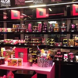 สีสันอันเป็นเอกลักษณ์ของ Fauchon ชมพูและดำ