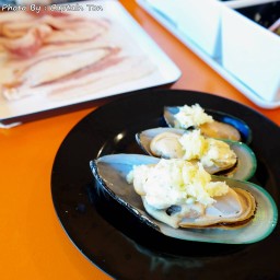 หอยแมงภู่นิวซีแลนด์ ราดด้วยเนยกระเทียมและชีส เด็ดดวงมาก