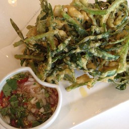 ยำผักบุ้งกรอบ