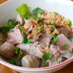 เส้นใหญ่ลูกชิ้นเนื้อสด