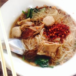 ก๋วยเตี๋ยวหมูตุ๋น เนื้อตุ๋น ข้าวแกง