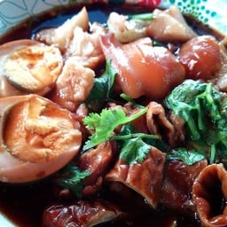 เพ็ญ ข้าวขาหมู