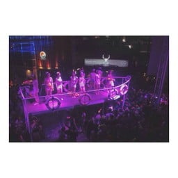 เอ๊ะเอ๋ ! ร้านเหล้า หรือ โรงพยาบาล ? >.,<