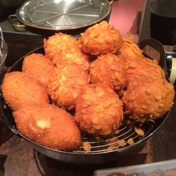 ซ้าย: Mild ขวา: ขนมปังแกงกะหรี่ลิ้นวัว