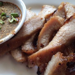 คอหมูย่าง มาพร้อมจิ้มแจ่วหมู่นุ่มใช้ได้หมักรสชาติโอเค 3/5 ครับ