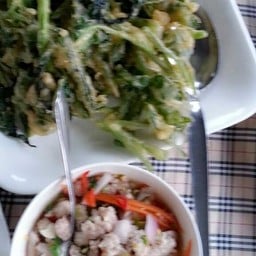 ยำผักบุ้งกรอบ