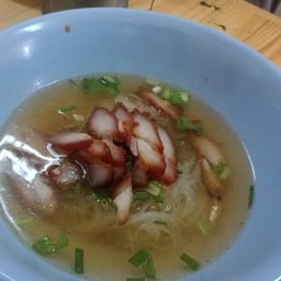 เส้นเล็กน้ำไสหมูแดงไม่งอก