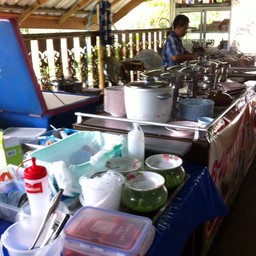 มุมอาหารบุฟเฟ่ต์พร้อมของหวานฟรี