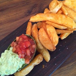 Potato wedges with salsa and avocado sause