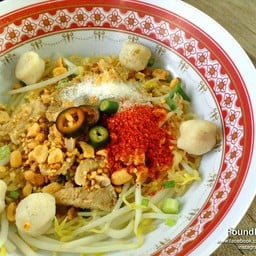 ก๋วยเตี๋ยวลูกชิ้นปลา เจ๊หงษ์